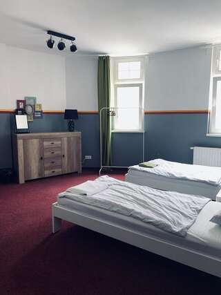 Хостелы Chilli Hostel Вроцлав Двухместный номер с 2 отдельными кроватями и общей ванной комнатой-3