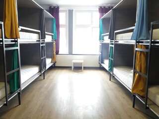 Хостелы Chilli Hostel Вроцлав Спальное место на двухъярусной кровати в общем номере для мужчин и женщин-14