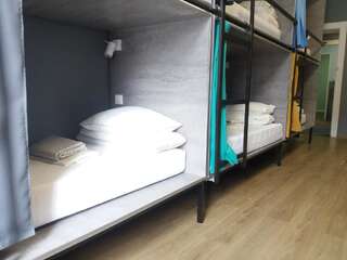 Хостелы Chilli Hostel Вроцлав Спальное место на двухъярусной кровати в общем номере для мужчин и женщин-15