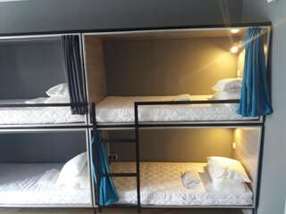 Хостелы Chilli Hostel Вроцлав Спальное место на двухъярусной кровати в общем номере для мужчин и женщин-16